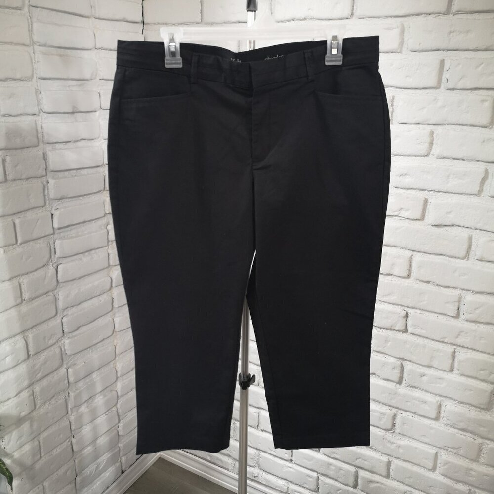 Dockers Ladies Size 12 Black Straight Legs Zipper & 2 Clasp Closure Capri Pants